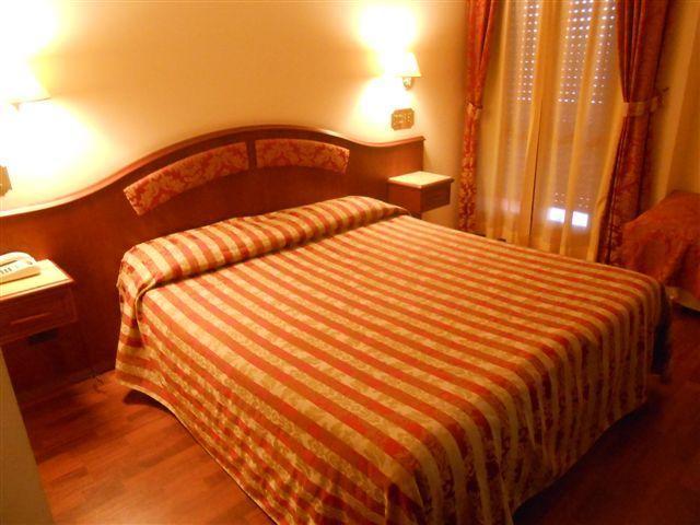 Hotel Valdaso Педазо Стая снимка